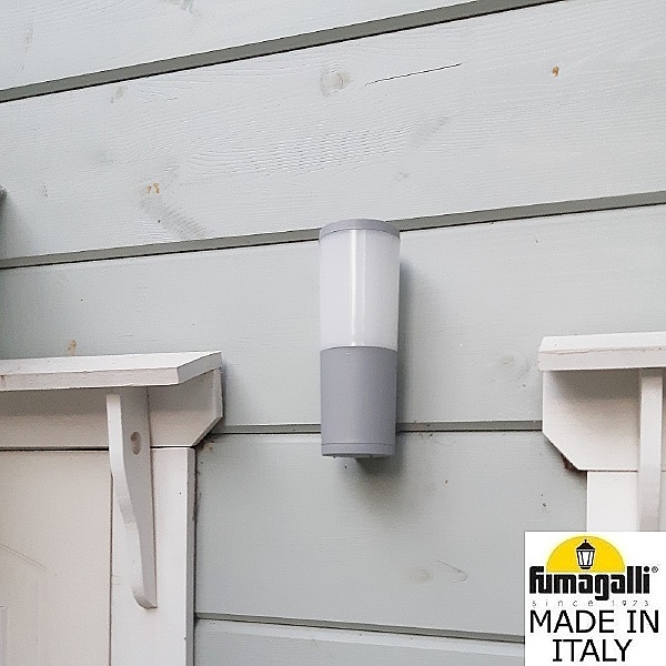 Уличный настенный светильник Amelia DR2.570.000.LYF1R