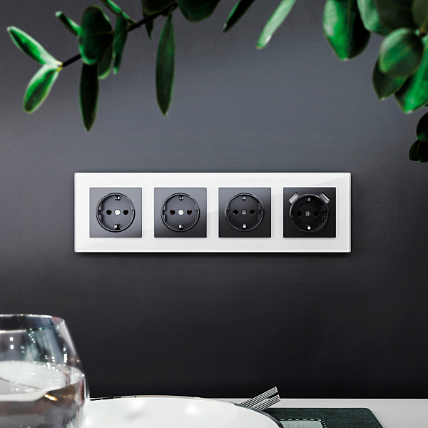 Рамка W0041101/ Рамка на 4 поста Favorit (белый,стекло)