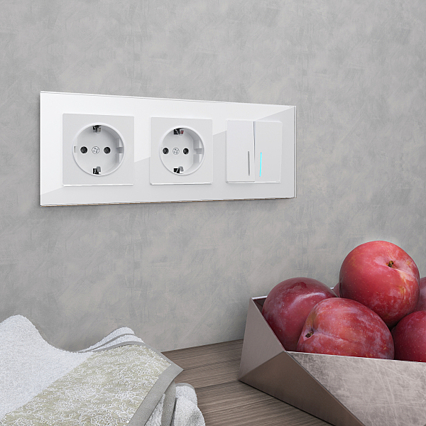 Рамка W0031101/ Рамка на 3 поста Favorit (белый,стекло)