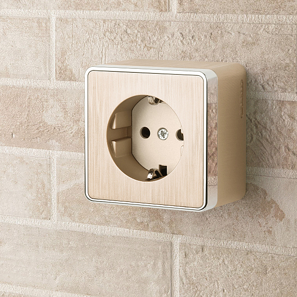 Розетка W5071110/ Розетка с заземлением и шторками Gallant (шампань рифленый)